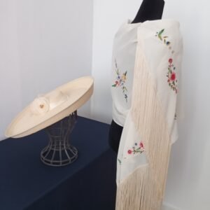 Conjunto de Chal Marfil bordado y Pamela