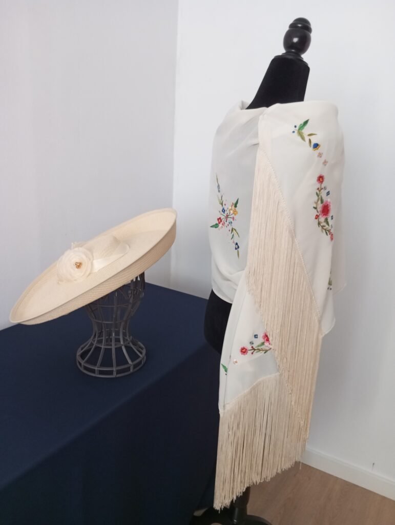 Conjunto de Chal Marfil bordado y Pamela